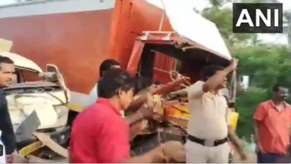 6 लोगों की मौत, आंध्रप्रदेश के कृष्णा जिले में भीषण सड़क हादसा