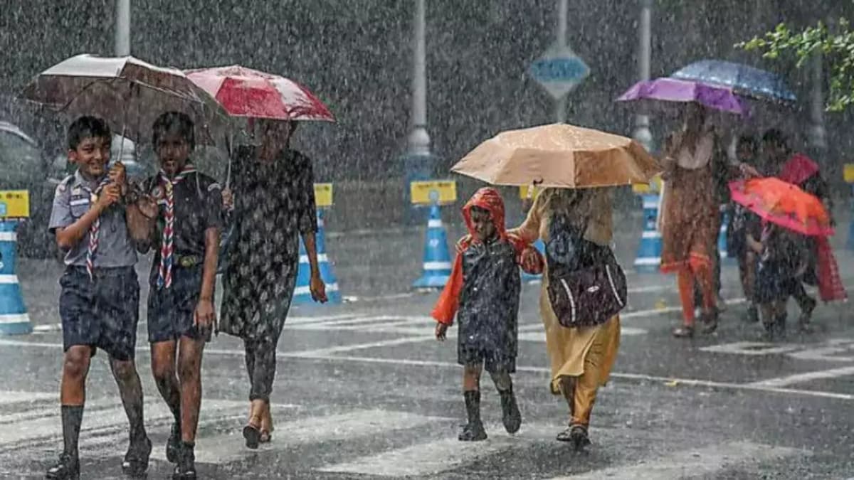 Delhi-NCR में अगले 2 घंटे में बरसेंगे बदरा, सुबह से ही सुहावने मौसम का लुत्फ उठा रहे लोग
