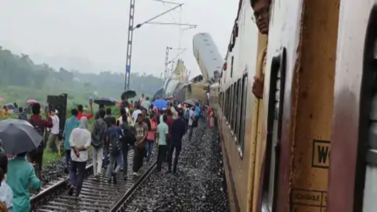 आख‍िर कैसे ट्रैक पर खड़ी ट्रेन पर चढ़ गई मालगाड़ी? अब तक 15 मौत, न‍िशाने पर सरकार, जानें 5 बड़ी अपडेट