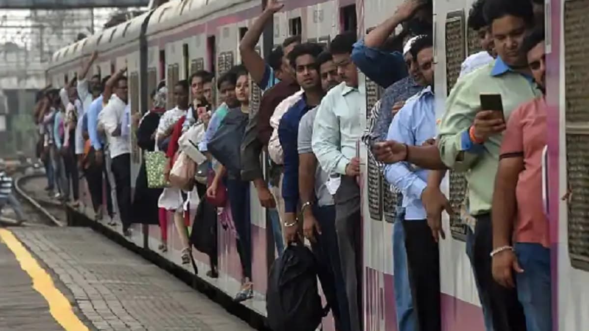 'शर्मनाक! यात्रियों के साथ पशुओं से भी बदतर व्यवहार', लोकल ट्रेन पर बॉम्बे HC की सख्त टिप्पणी