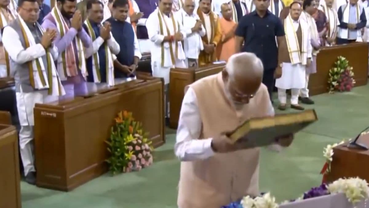 NDA संसदीय दल की बैठक में पहुंचते ही PM Modi ने सबको चौंकाया, संविधान को माथे से लगाया