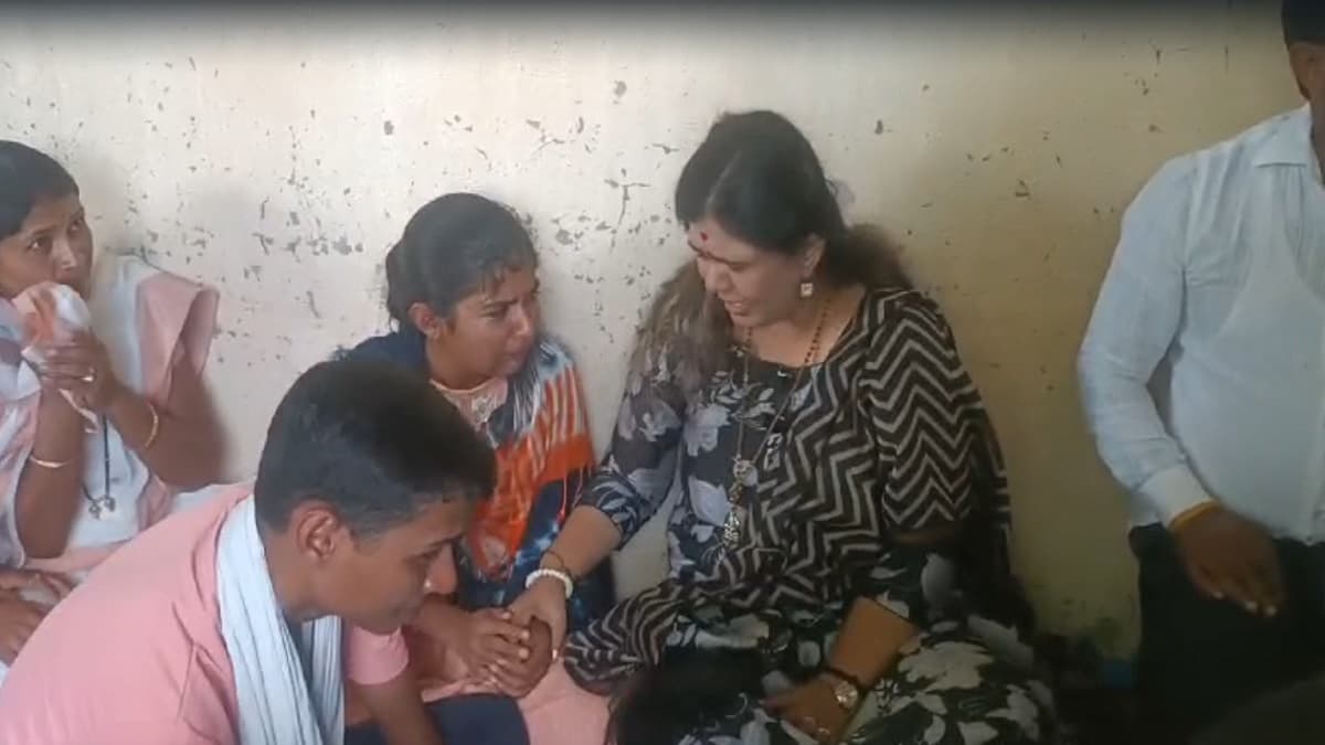 BJP नेता हारी, 4 समर्थकों ने सुसाइड की; पंकजा मुंडे मृतकों के परिजनों से मिलकर फूट-फूट कर रोईं