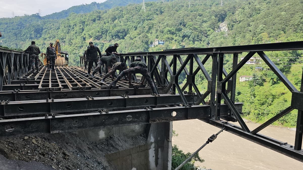 सिक्किम में बाढ़ से टूटा संपर्क तो सेना ने 72 घंटे में बना दिया 70 फीट लंबा बेली ब्रिज, देखें Video