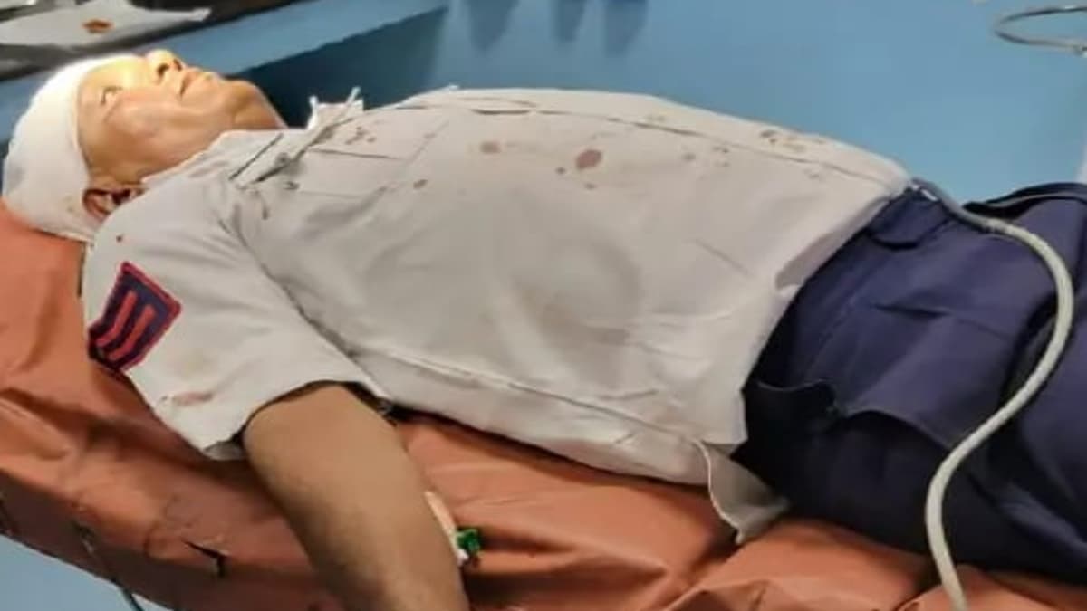 ट्रैफिक पुलिसवालों पर अटैक, एक का सिर फोड़ा, दूसरे को मारे लात घूंसे, लोगों ने बचाई जान