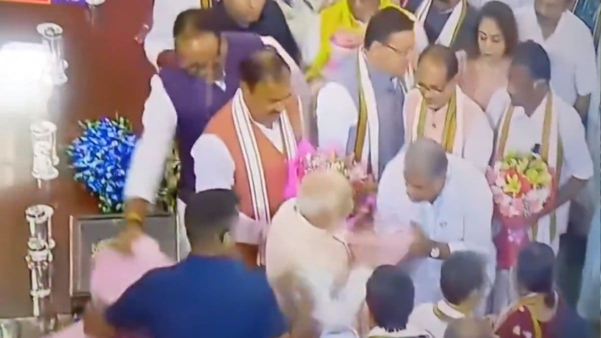 मोदी जी के साथ हो गई Cheating! सेंट्रल हॉल में कई नेताओं की हरकत कैमरे में हुई कैद, Video Viral