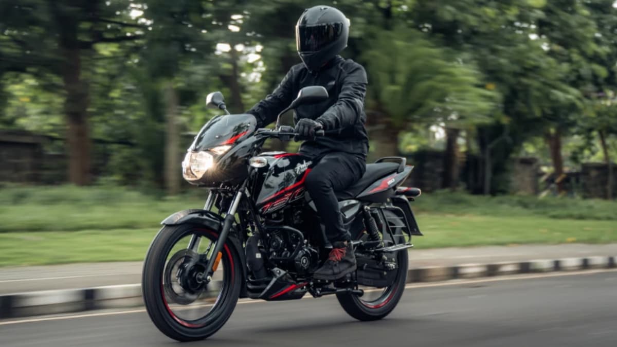 Bajaj Pulsar पर मिल रहा है 7379 का डिस्काउंट! केवल इन लोगों को मिलेगा फायदा
