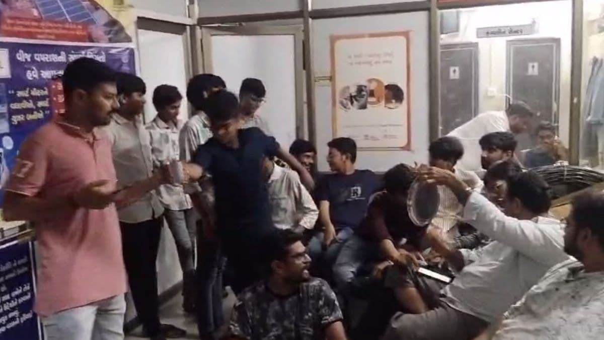 पावर कट से परेशान लोग बोरिया बिस्तर लेकर पहुंच गए विभाग के ऑफिस, अधिकारियों के हाथ-पांव फूले!