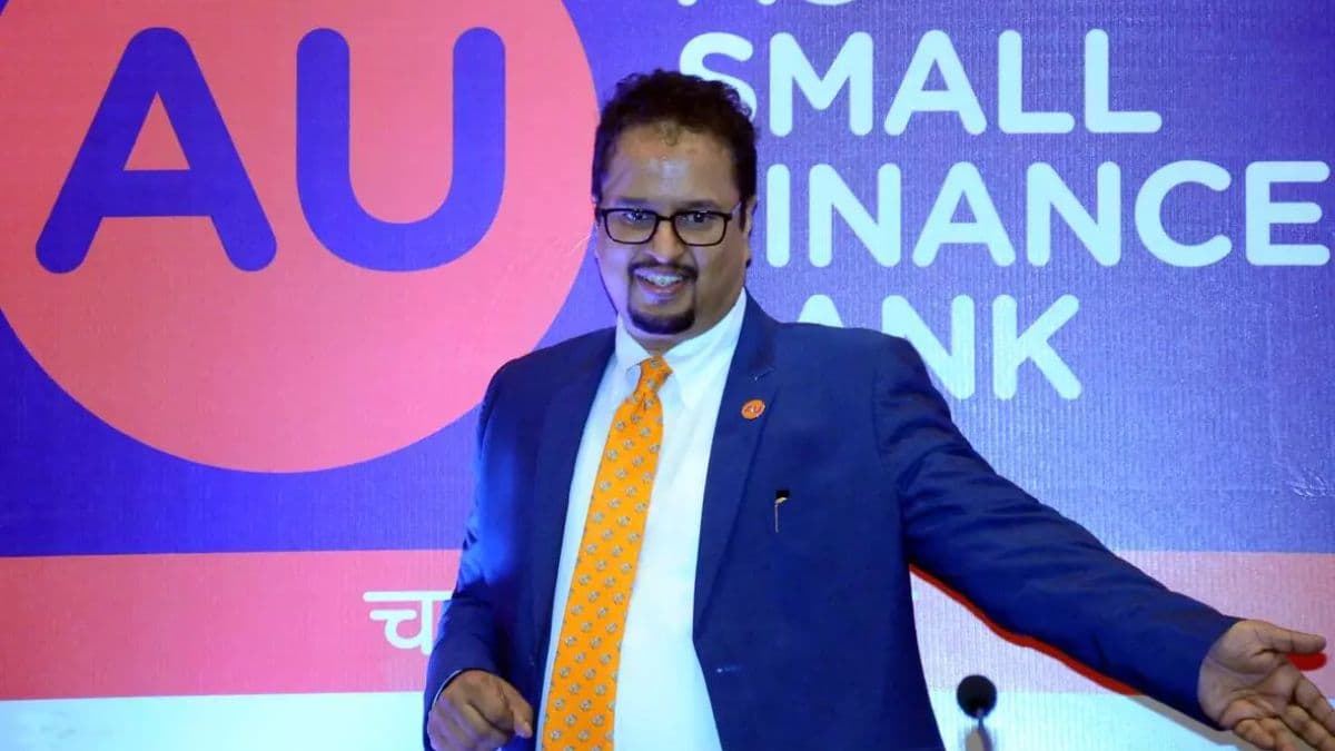 Success Story : 8वीं में फेल, हिंदी मीडियम से पढ़ाई, खोल डाला बैंक और बन गए 100,000,000,000 रुपये के मालिक