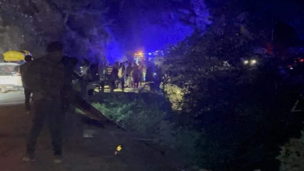 गंगोत्री हाईवे पर खाई में गिरी बस, 21 लोगों को बचाया; 3 की हालत नाजुक, रेस्क्यू ऑपरेशन जारी