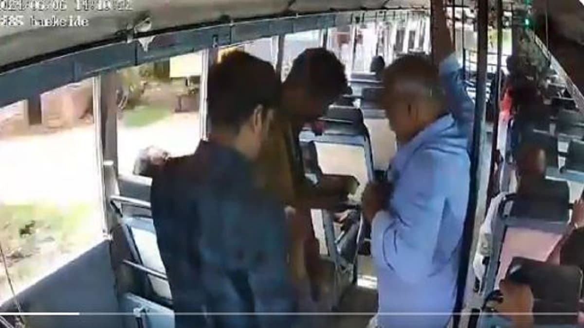चलती बस से गिरने वाला था शख्स, 'सुपरहीरो' कंडक्टर ने बचा ली जान; वायरल हुआ वीडियो