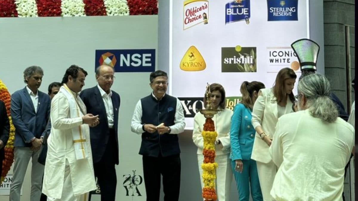 शेयर मार्केट में उतरी शराब कंपनी तो मंच पर दिखे पंडित, फोटो देख बोले यूजर-ऐसा भारत में ही संभव