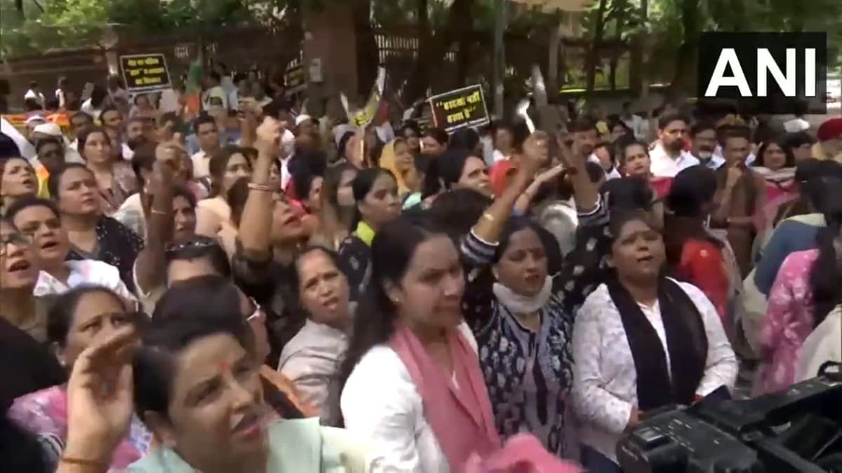 AAP दफ्तर के बाहर BJP की महिला कार्यकर्ताओं ने बजाई चूड़ी-थाली, UPSC कोचिंग हादसे को लेकर प्रदर्शन