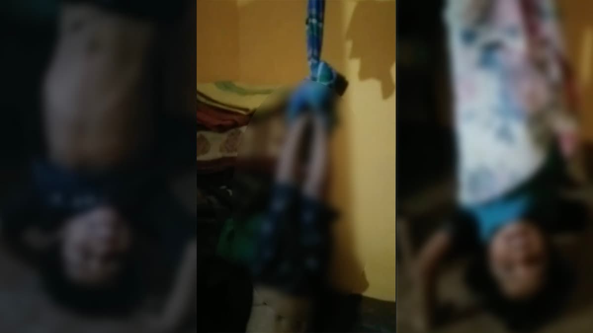 रस्सी से पैर बांध बेटा-बेटी उल्टे लटकाए, बेरहमी से पीटे; वीडियो देख निकल जाएंगी चीखें