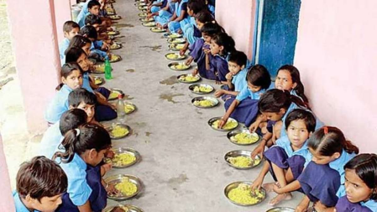 सरकारी स्कूलों में मिड डे मील की थाली से दाल-सब्जियां गायब, बच्चों को परोसे जा रहे हल्दी वाले चावल