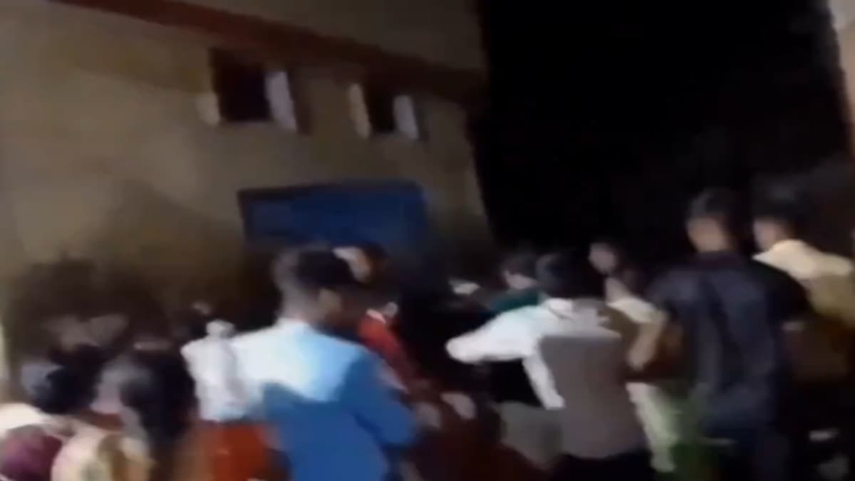 'हमने मछली खिलाई और ये लोग...' शादी में नाॅनवेज नहीं बना तो बारातियों ने जमकर चलाए लात-घूंसे, Video