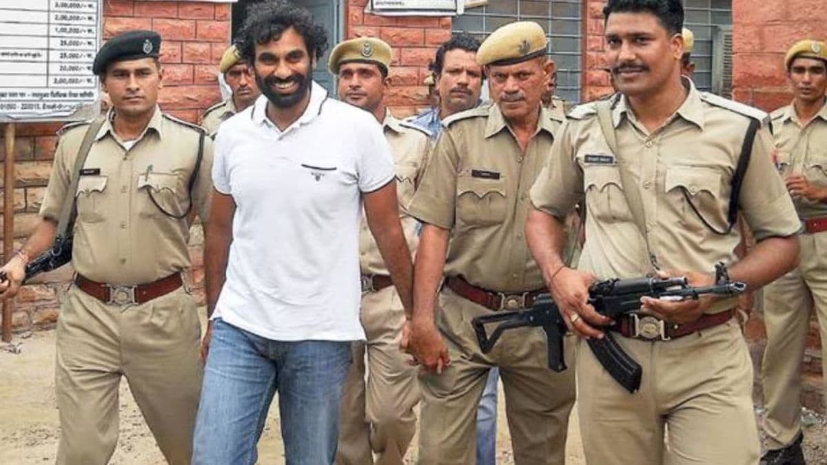 लड्डू खिलाए, पुलिस वैन को घेरा, पूरी फिल्मी थी Gangster Anandpal के फरार होने की कहानी