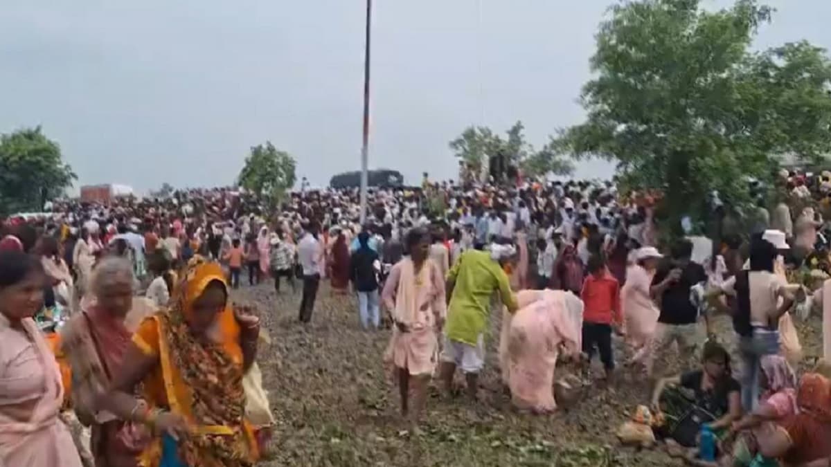 'बाबा की चरणरज नहीं, जहरीले स्प्रे ने मचाई थी भगदड़', सूरजपाल के वकील ने किया नया दावा