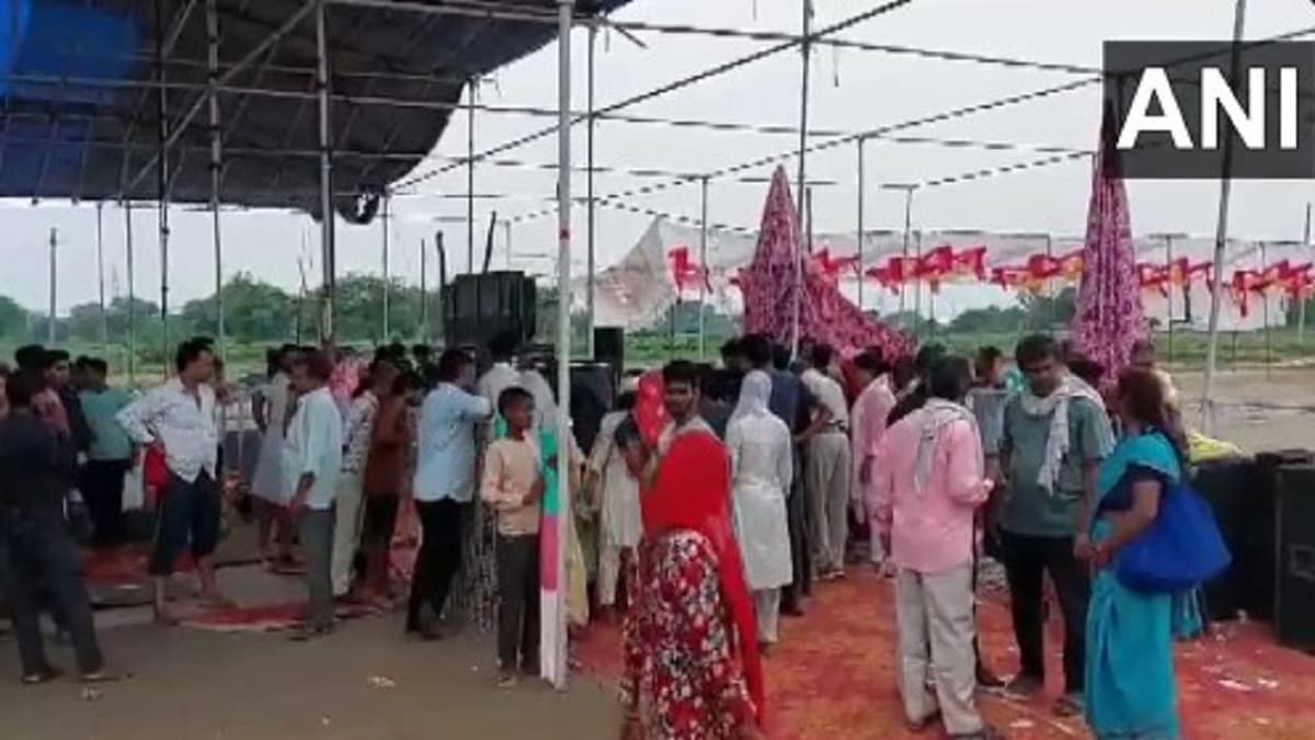 कोई टेंपो तो कोई पुलिस जीप से पहुंचा अस्पताल, सत्संग भवन के बाहर बिछीं लाशें, हादसे का क्या है सच?