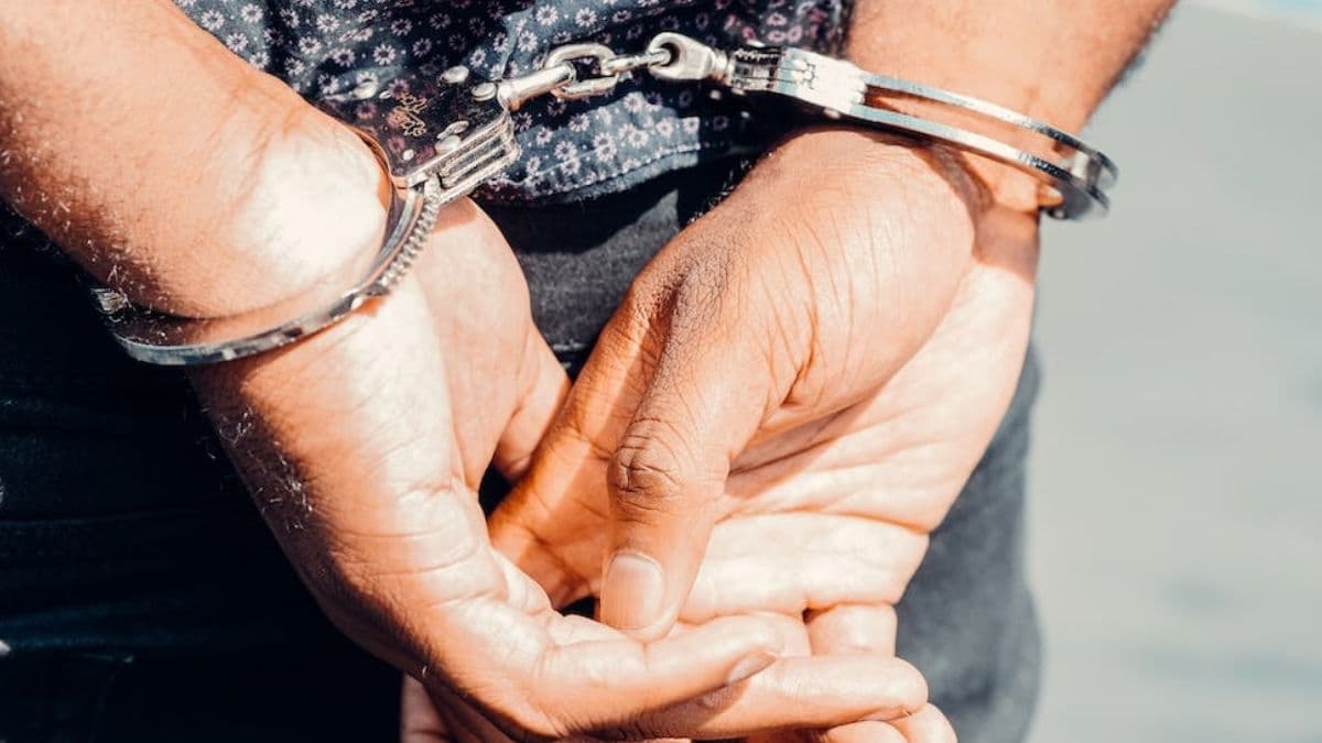 दोस्त ने ही कपल का बेडरूम वीडियो किया वायरल, फिर एक्सपर्ट बनकर करने लगा ब्लैकमेल