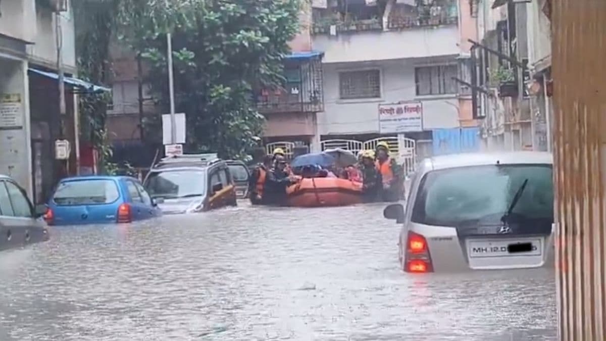 महाराष्ट्र में आई बाढ़ से मचा हाहाकार, स्कूल-कॉलेज, सड़कें बंद; NDRF और सेना ने संभाला मोर्चा; देखें तस्वीरें