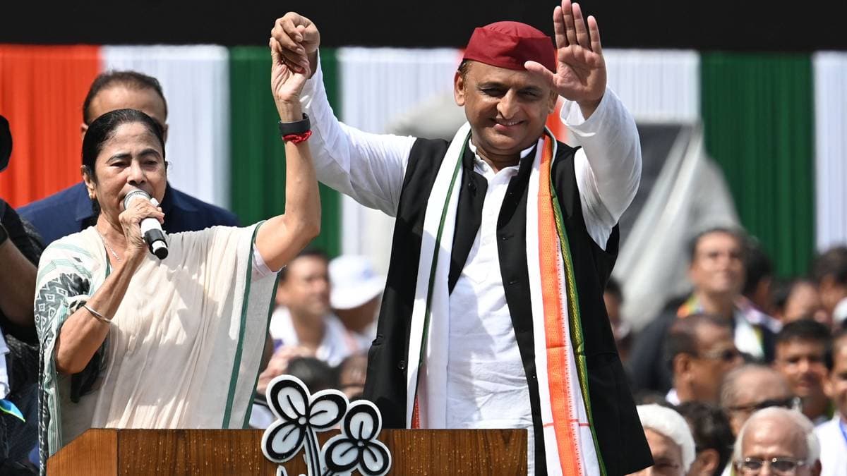 शहीद रैली में शुरू हुई बारिश, ममता ने नहीं छोड़ा मंच, अखिलेश ने भीगते हुए दिया भाषण