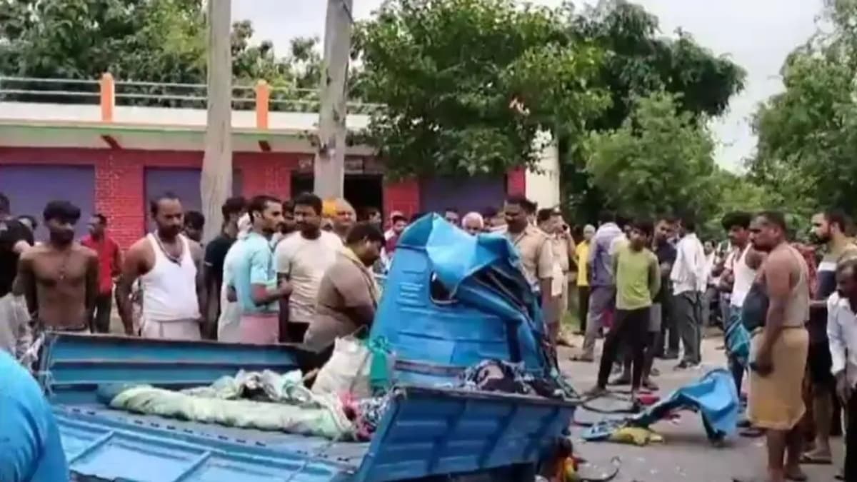 3 लोगों की मौत, मिर्जापुर में भीषण सड़क हादसा, बस की टक्कर से ऑटो के परखच्चे उड़े