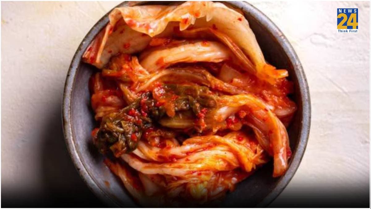 क्या है साउथ कोरिया की डिश Kimchi? जिसे खाकर 1000 लोग पड़ गए बीमार