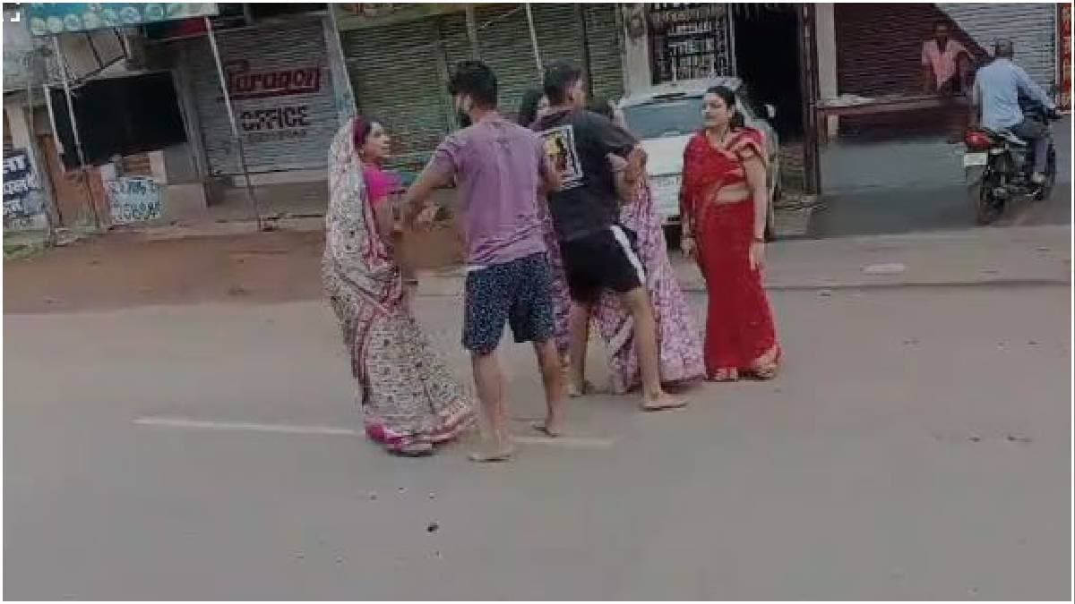 भाजपा की महिला पार्षद को सड़क पर गिराकर पीटा, छोटी सी बात पर भड़कीं महिलाएं; वीडियो वायरल
