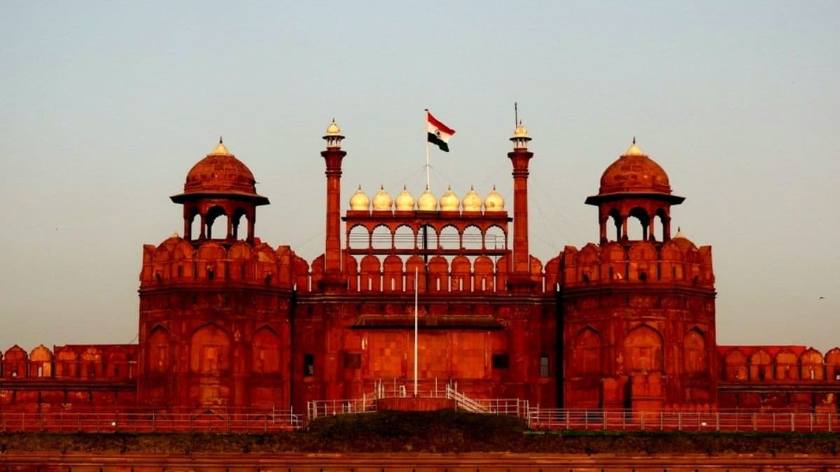 1911 में जब किंग जॉर्ज पंचम और क्वीन मैरी भारत आए तो लालकिले की एक बालकनी में खड़े होकर उन्होंने अभिवादन स्वीकारा। फाइल फोटो