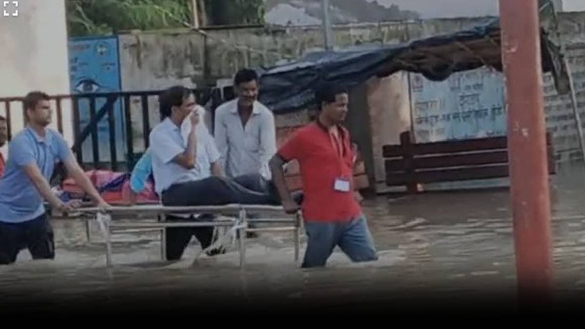 मरीज नहीं, स्ट्रेचर पर बैठा ये शख्स है प्रिंसिपल; 4 कर्मियों ने खुद भीगकर साहब को निकाला बाहर...देखिए वीडियो