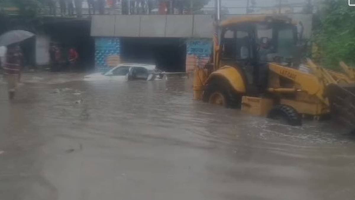 MP में होते-होते बचा द‍िल्‍ली कोच‍िंग जैसा हादसा, अंडरपास में डूबी कार; अंदर बैठे लोगों की अटकी सांसें