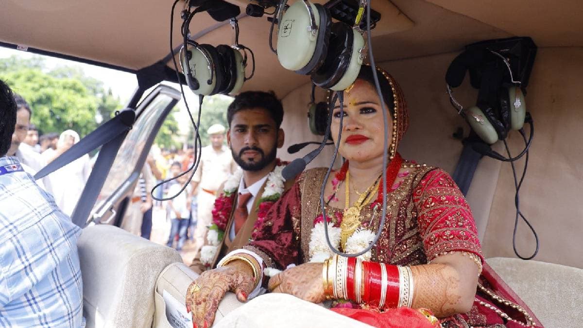 हेलीकॉप्टर से बारात लेकर पहुंचा गाजियाबाद का दूध कारोबारी, दुल्हन की विदाई देखने उमड़ी भीड़