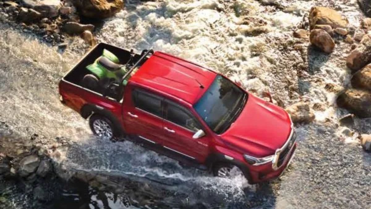 बाढ़ में भी सरपट दौड़ती नजर आई Toyota की ये कार, तगड़े फीचर्स, जानें कीमत