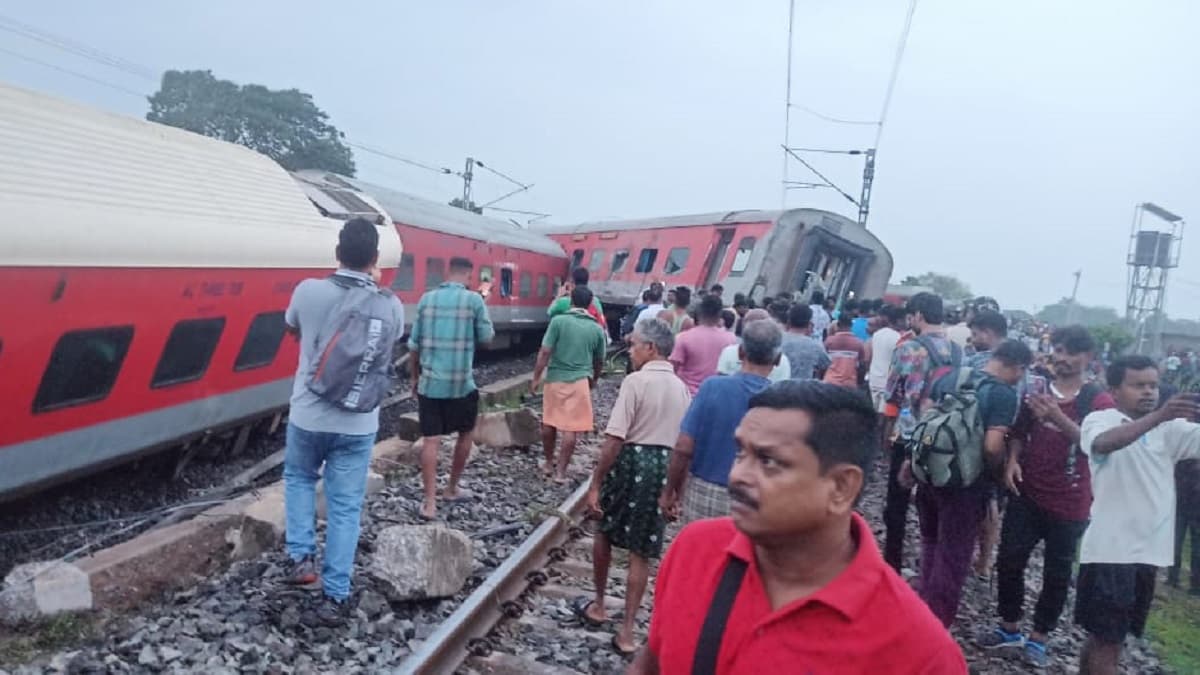 Howara Mumbai Express Derailed