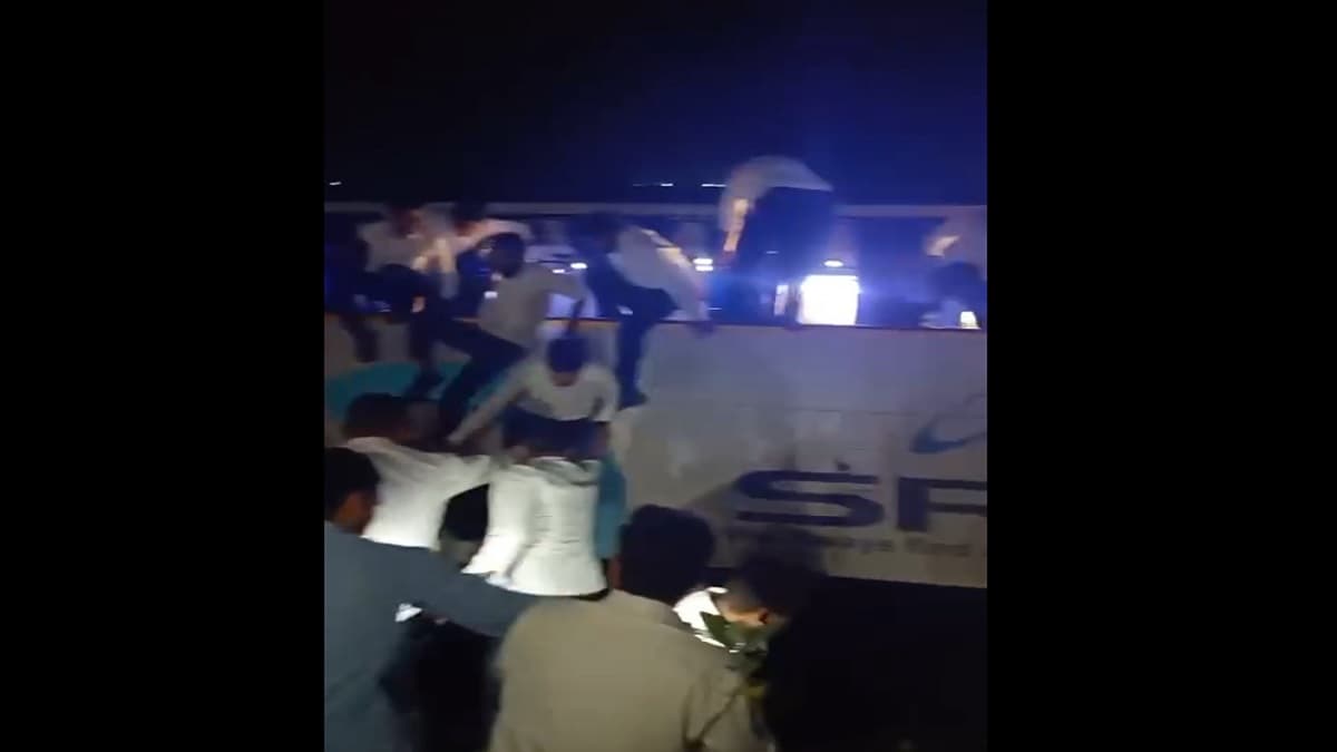 भरूच में पलटी लग्जरी बस, शीशे तोड़कर खिड़की से बाहर निकले कर्मचारी, सामने आए Video