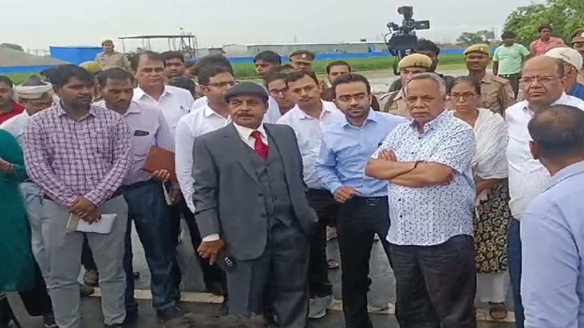 हाथरस पहुंचा न्यायिक आयोग, सत्संग में मची भगदड़ की जांच, FIR पर पैनी नजर; राजनीतिक दलों से कनेक्शन!