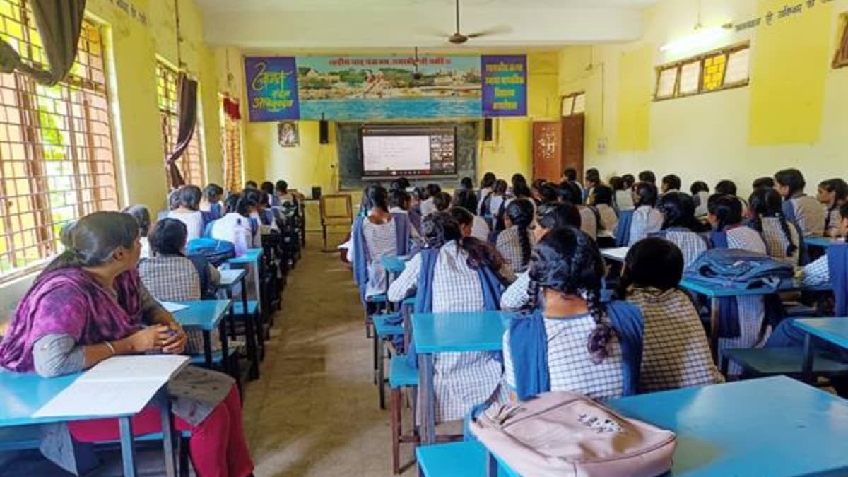 MP के सरकारी स्कूल बने डिजिटल, इस जिले में E-Classes में पढ़ रहे बच्चे