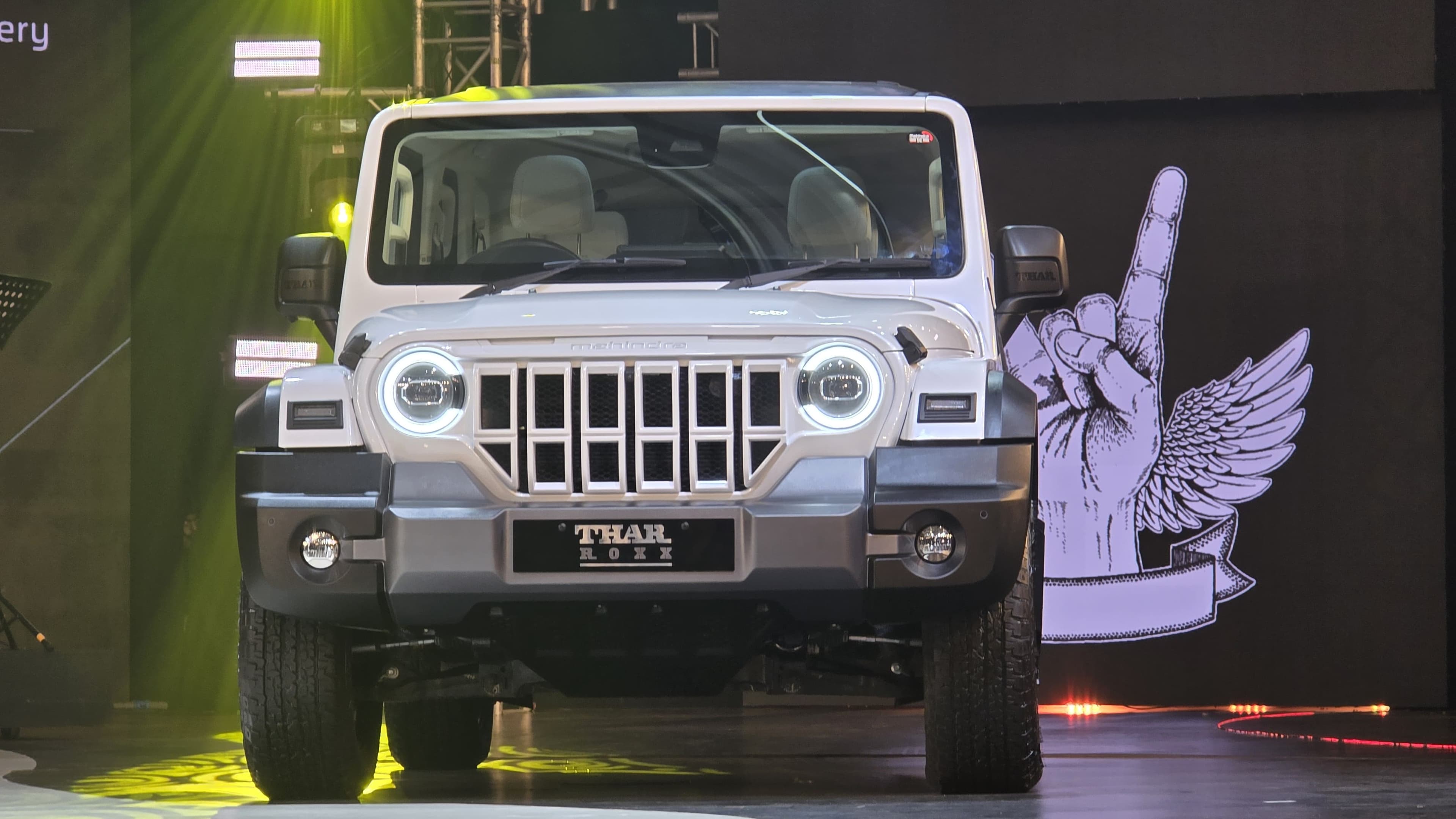 Mahindra Thar ROXX MX1 बेस वेरिएंट में मिलेंगे ये कमाल के फीचर्स, कीमत 12.99 लाख से शुरू