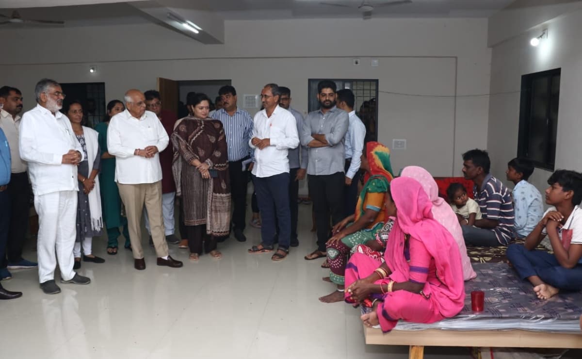मुख्यमंत्री भूपेन्द्र पटेल ने की प्रभावितों से मुलाकात, द्वारका में सरकारी व्यवस्थाओं का लिया जायजा
