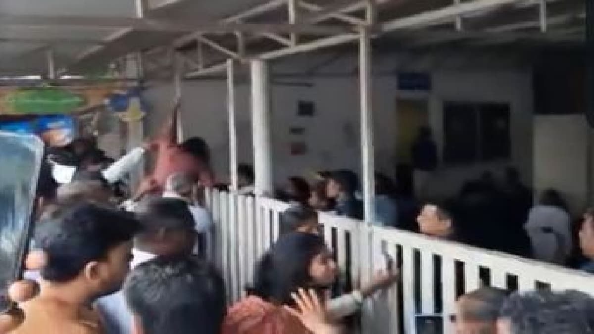 रोई, गिड़गिड़ाई...खूब मिन्नतें की, 2 मिनट लेट हुई छात्रा को नहीं मिली NEET एग्‍जाम सेंटर में एंट्री; वीडियो वायरल