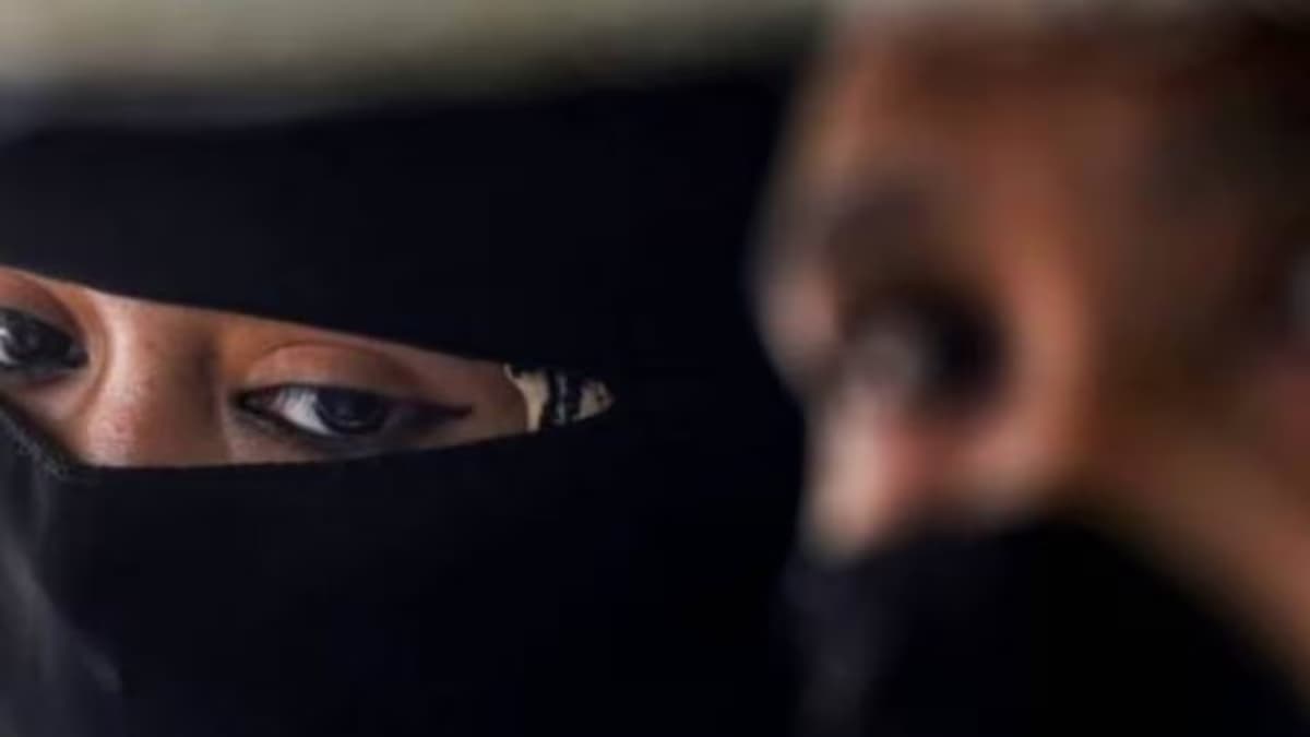 'सिंदूर-बिंदी लगानी छोड़ी...बार-बार बदलती थी कपड़े...', स्कूल टीचर का सहकर्मी ने ही करा दिया धर्म परिवर्तन