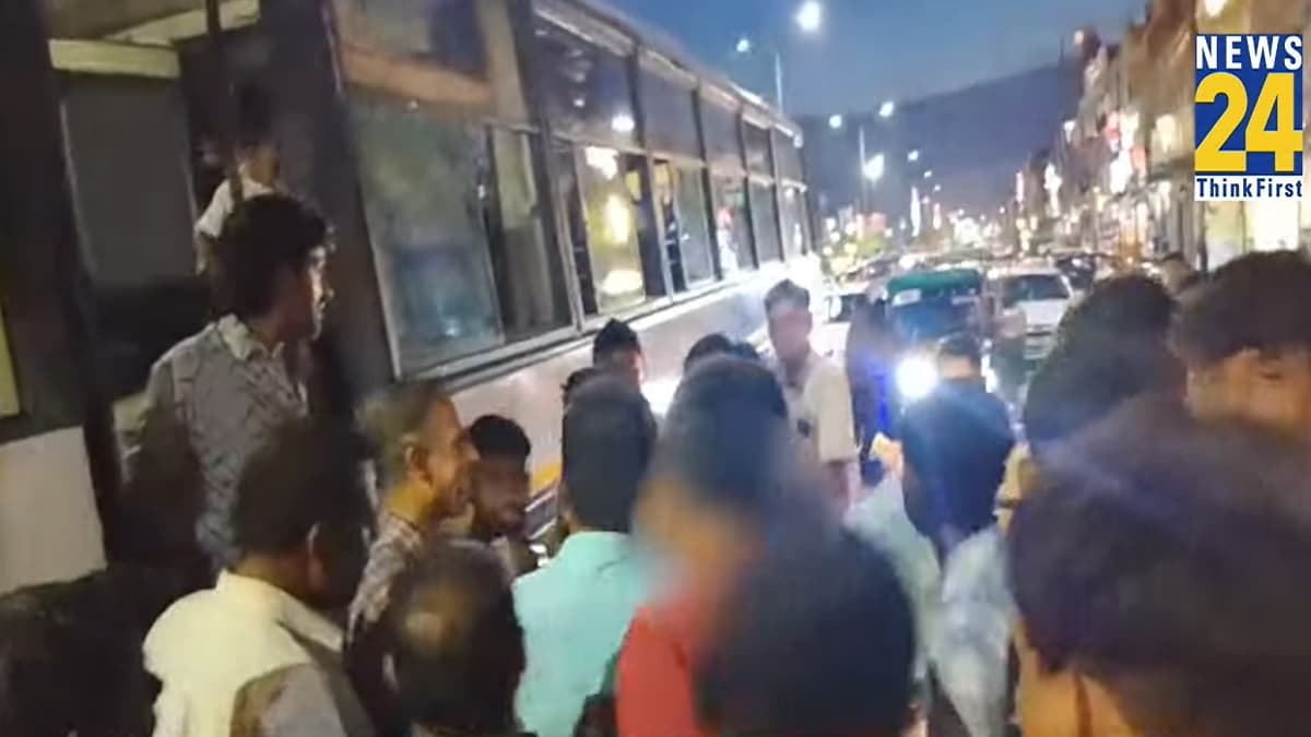 Video: सनकी बस ड्राइवर ने हाथ काटकर खून से भरी लड़की की मांग, जानें फिर क्या हुआ?