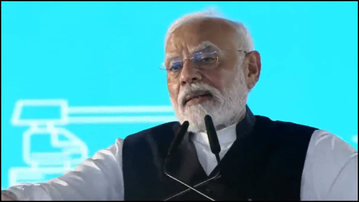 महाराष्ट्र में पीएम मोदी ने सिर झुकाकर मांगी माफी, शिवाजी की प्रतिमा गिरने का मामला