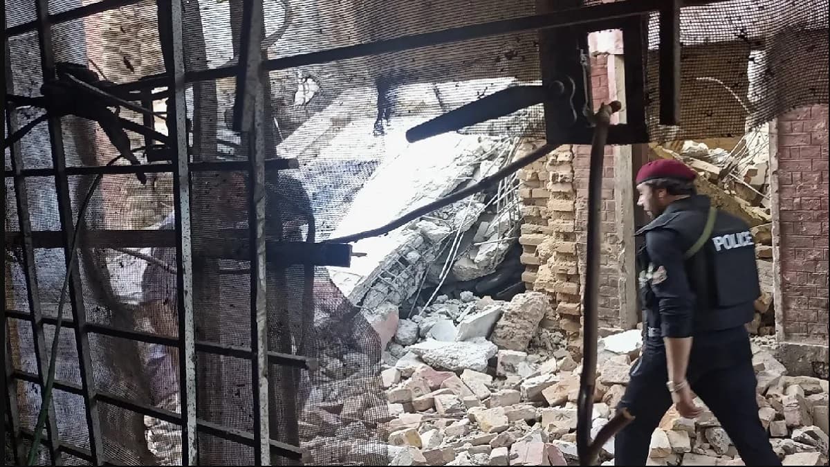 रॉकेट अटैक से दहला पाकिस्तान; 11 पुलिसकर्मियों के उड़े चिथड़े, बाकी बनाए गए बंधक