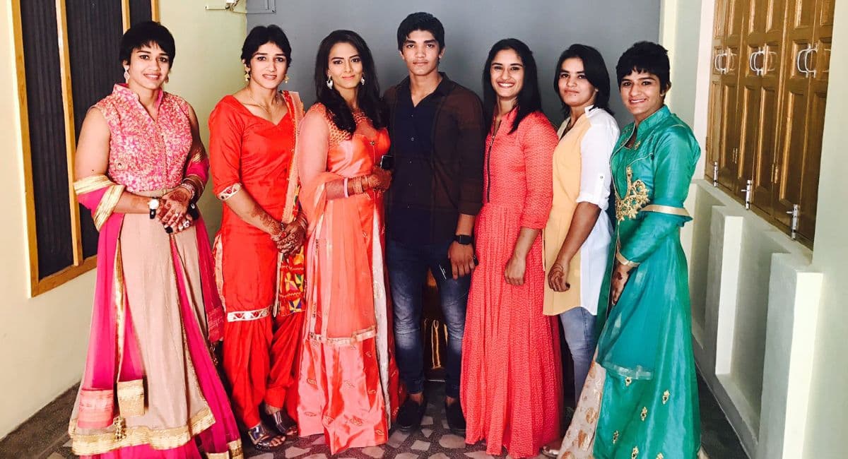 Vinesh Phogat के पिता का महावीर फोगाट से क्या रिश्ता? गीता-बबीता के अलावा कितनी बहनें और?