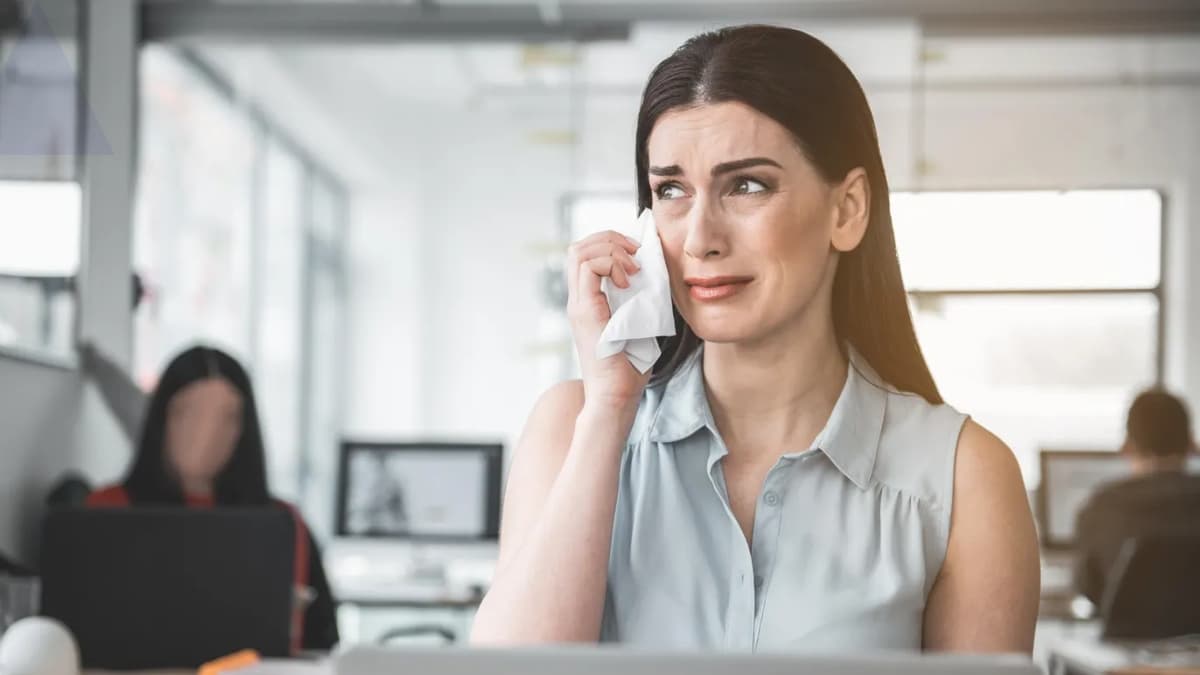 राखी के दिन सैलरी कटौती के नियम पर HR मैनेजर का विरोध, गई नौकरी