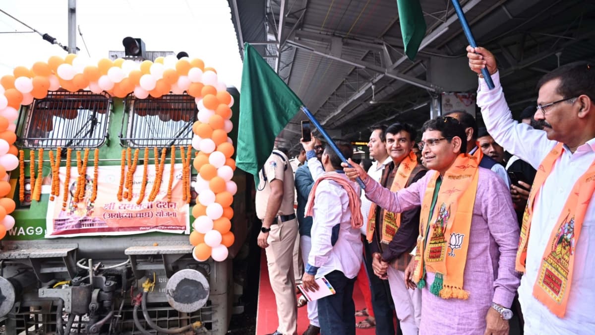 खेल मंत्री टंक राम वर्मा ने अयोध्या धाम की ट्रेन को दिखाई हरी झंडी, मुख्यमंत्री साय का जताया आभार