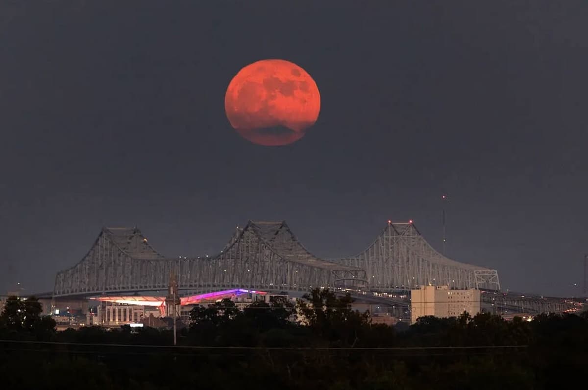 Supermoon: अद्भुत नजारे कहां-कहां दिखे? देखें नीले रंग के चांद की तस्वीरें और वीडियो