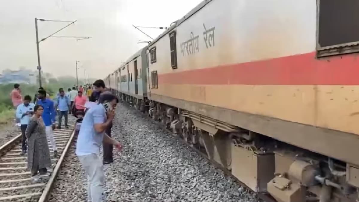धड़-धड़ की आवाजें, जोरदार झटके, दहल गया दिल...पैसेंजर ने सुनाई साबरमती ट्रेन हादसे की आपबीती
