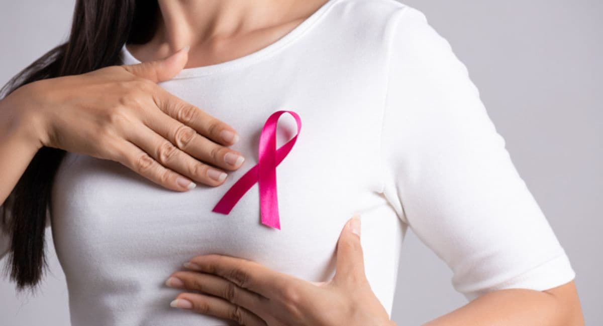 Breast Cancer: टीनएजर्स में ब्रेस्ट कैंसर होने पर दिखते हैं ये लक्षण, समय रहते हो जाएं सतर्क